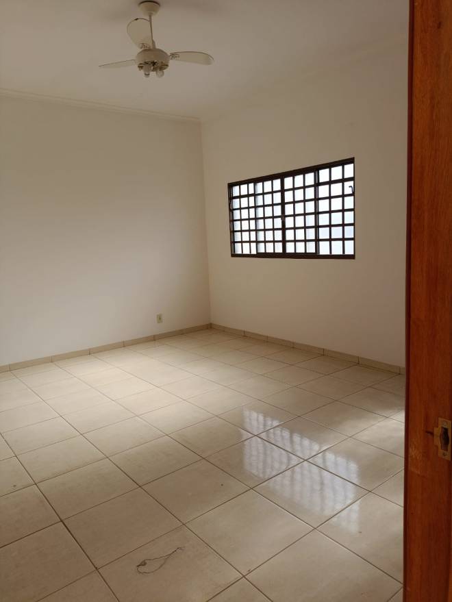 Rua Ilton da Costa Oliveira, 33